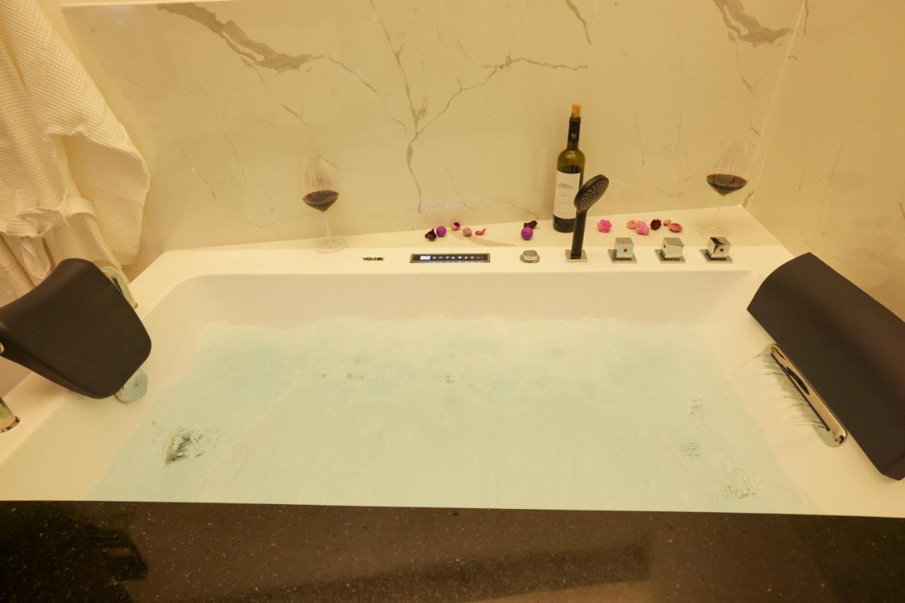 Zeos Finest Jacuzzi Suite 雅典 外观 照片