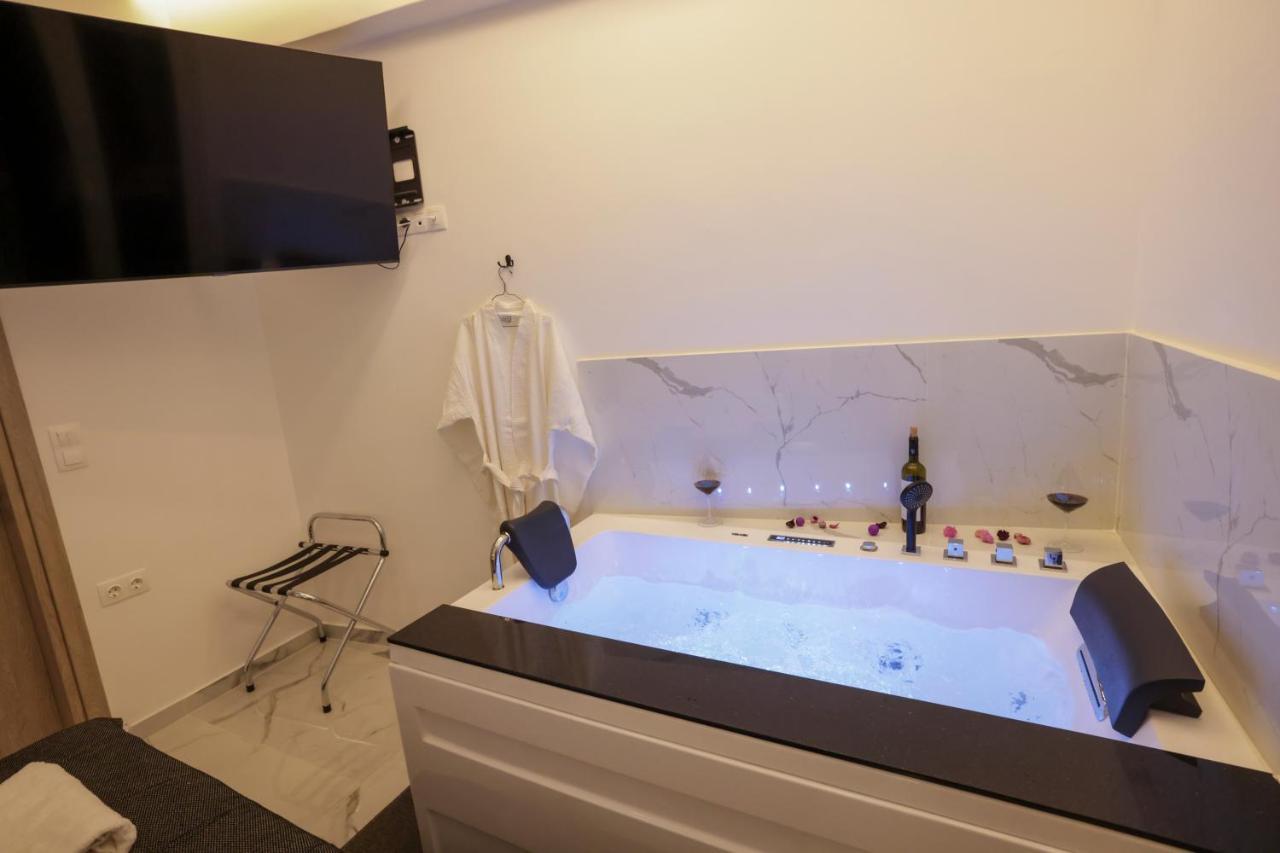 Zeos Finest Jacuzzi Suite 雅典 外观 照片