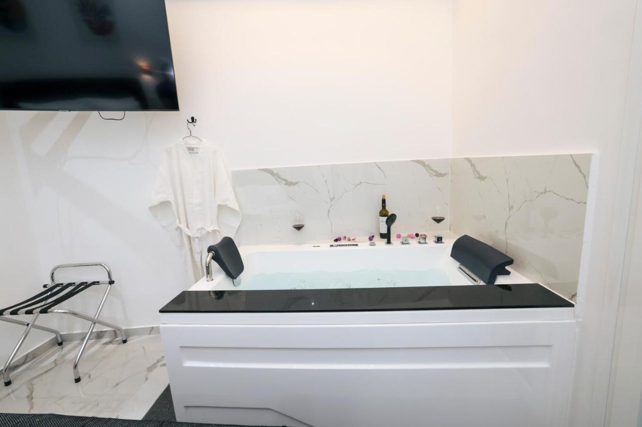 Zeos Finest Jacuzzi Suite 雅典 外观 照片